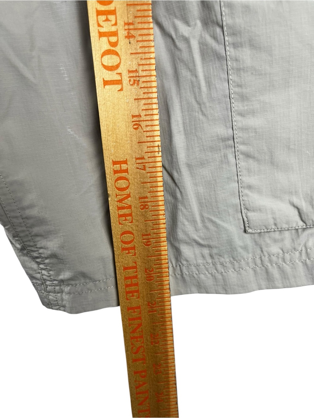 RColumbia Omni- ShadeMen's Cargo Shorts in Light Khaki - size 30 - Picture 3 of 8